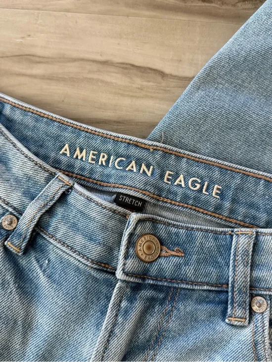 American Eagle Mom Jean Light Wash Distressed Denim Jeans Women’s Size 8 Long - Picture 5 of 9